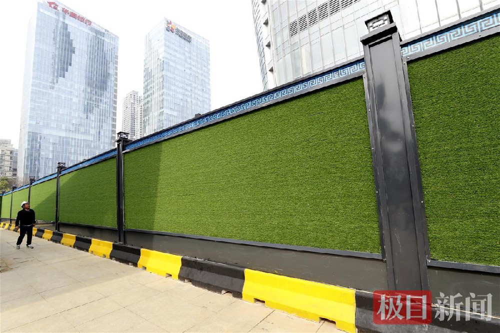 工地圍擋成為城市風(fēng)景線，武漢地鐵新型裝配式圍擋亮相